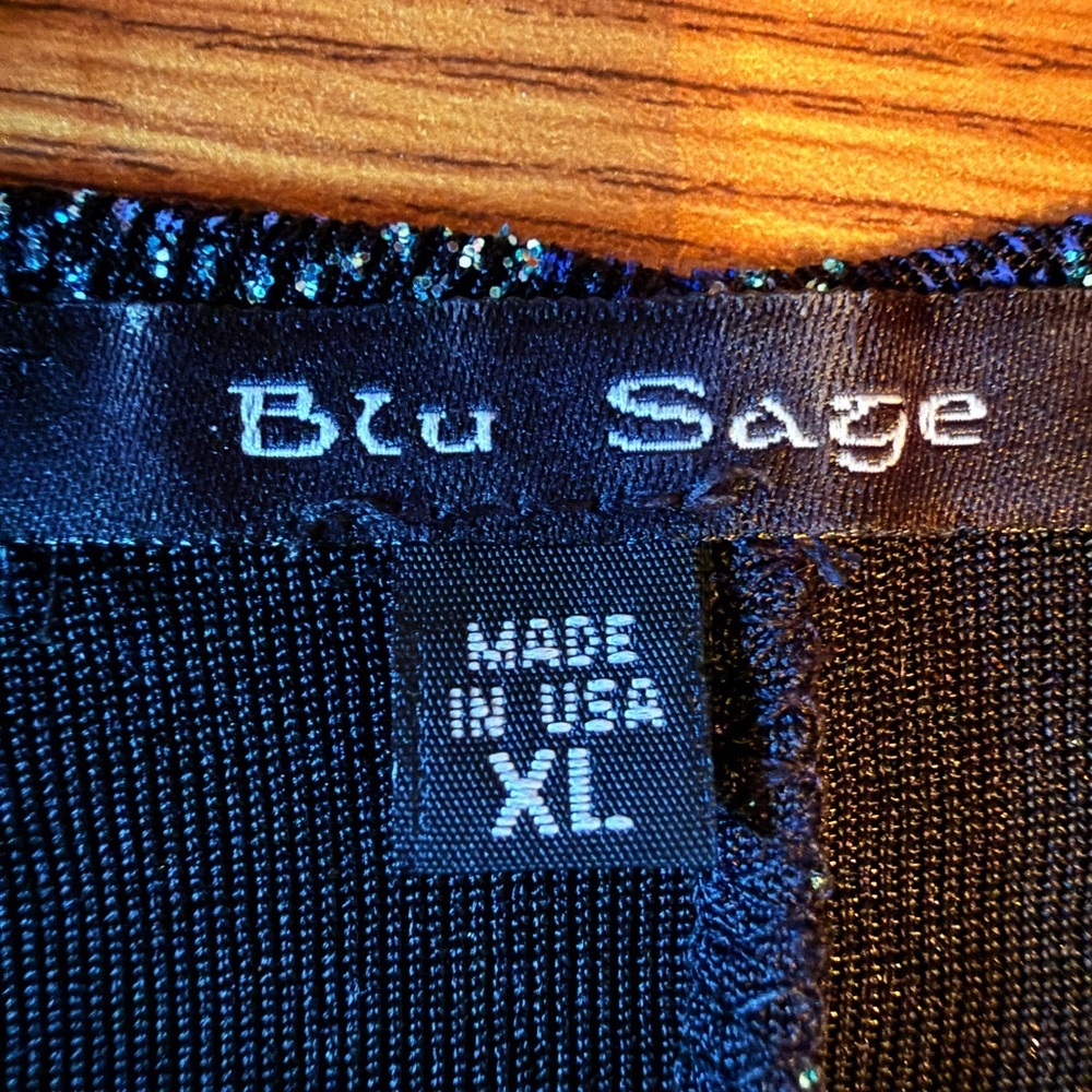 NWOT 2 pc Elegant Black Top w/Blue Glittery Threads -Beautiful Flattering Design - Picture 12 of 13